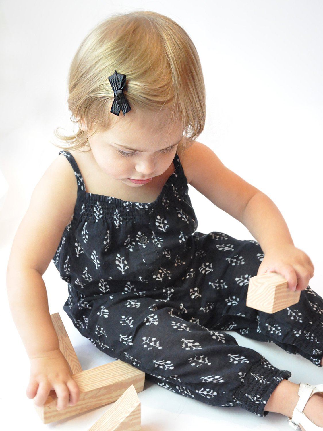 Small Snap Chelsea Boutique Bow - Single Hair Bow - Black Baby Wisp